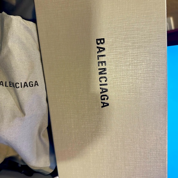 Belenciaga calfskin  with rubber sole. Branded vamp straps. Leather lining. - Picture 1 of 7